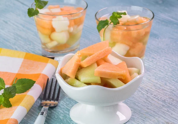 Trozos de variedad de melones y vasos de menta de melón infundidos wa —  Fotos de Stock