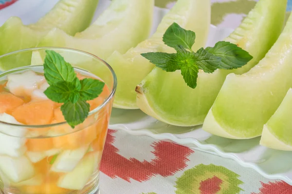 Bitar av Honungsmelon och glas melon mynta infunderas vatten. — Stockfoto