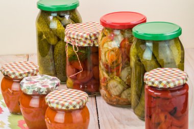 Çeşitli sebze turşu cam kavanoz ve közlenmiş kırmızı biber 