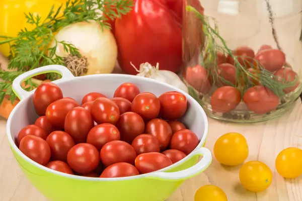 Składniki na marynowane warzywa. Wiśniowe pomidory. — Zdjęcie stockowe