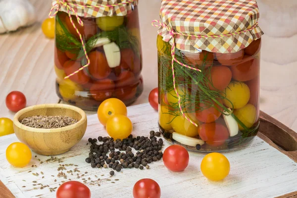 Tomates cherry encurtidos en frascos de vidrio con tapa . —  Fotos de Stock