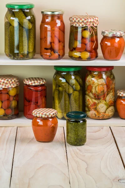Ассорти овощных огурцов в стеклянных банках и жареный красный перец — стоковое фото