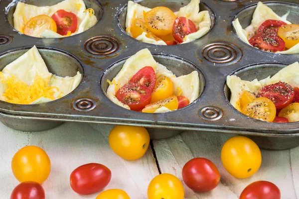Muffinpfanne Tomatenkäsekuchen. — Stockfoto