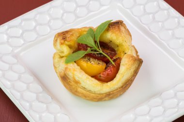 Taze pişmiş çörek tepsisi domates peynir tart. 