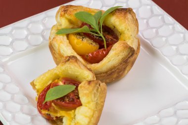 Taze çörek tepsisi domates peynir tart ve yarı pişmiş.