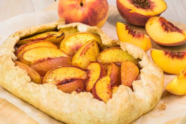 Ev yapımı baharatlı şeftali Galette'ye pişmiş.