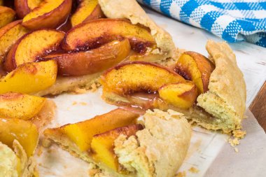 Ev yapımı baharatlı şeftali Galette'ye kesmek.