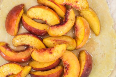 Baharatlı şeftali üzerinde doldurma hamur rulo.