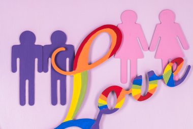 Homoseksüel stilize lezbiyen ve gay çiftler kelime aşk renkli rainbow ile simgeler..