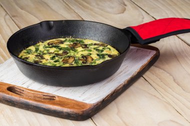 Taze pişmiş ıspanak mantar frittata.