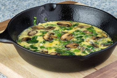 Çiğ ıspanak mantar frittata.
