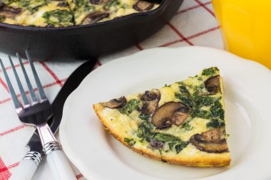 Taze pişmiş ıspanak mantar frittata.