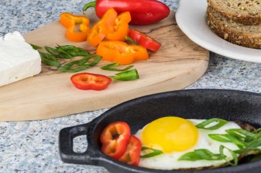 Sahanda yumurta, taze sebze ve beyaz Kahvaltı.