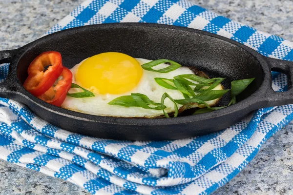 Huevo frito para el desayuno en sartén de hierro individual . — Foto de Stock