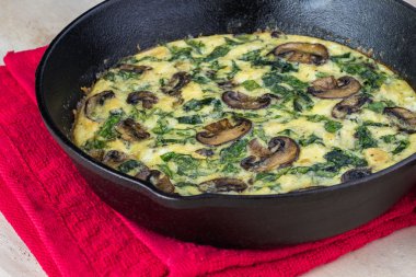 Taze pişmiş ıspanak mantar frittata.