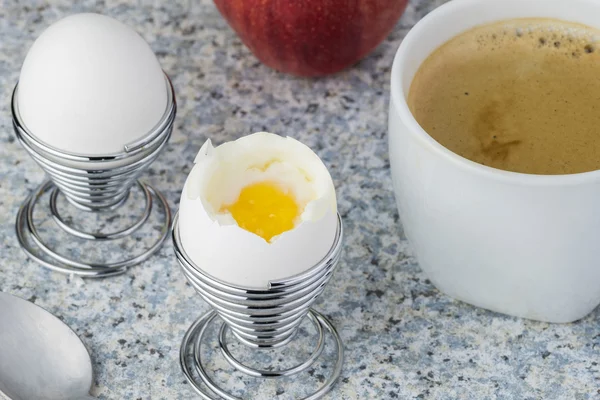 Taza de café y dos huevos cocidos en puestos de huevo . — Foto de Stock