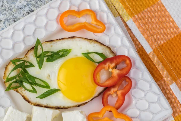 Desayuno con huevo frito, verduras frescas y queso feta . — Foto de Stock