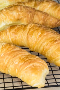 Taze pişmiş kruvasan..