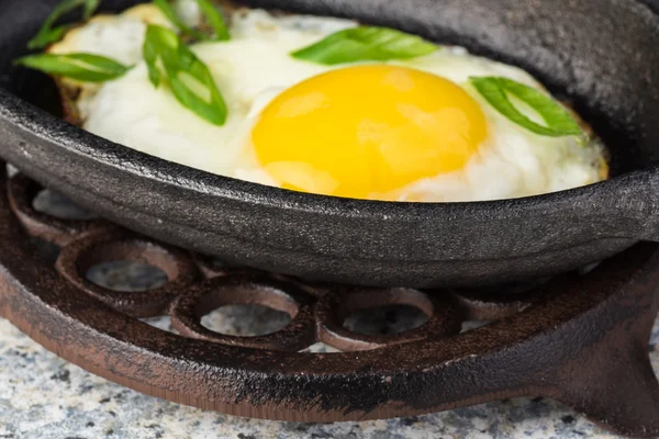 Huevo frito para el desayuno en sartén de hierro individual . — Foto de Stock