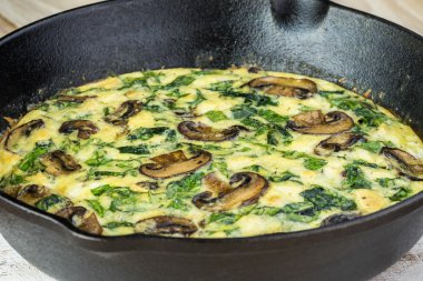 Taze pişmiş ıspanak mantar frittata.