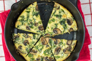 Taze pişmiş ıspanak mantar frittata.