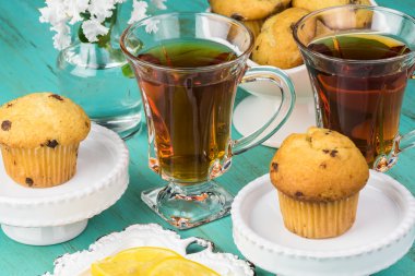 Çörek ve çay bardak Mini çikolata cips.
