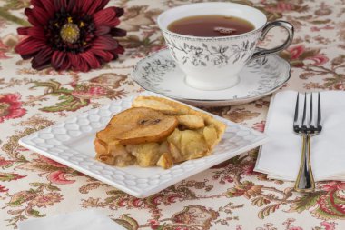 Baharatlı armut pasta ve çay parça.