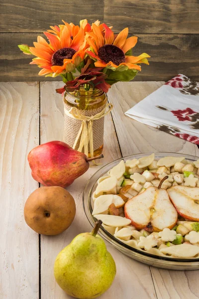 Unbaked spicy pear pie. Ready to bake. — Stock Photo, Image