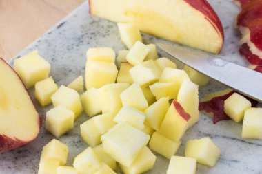 Ev yapımı pastırmalı, kremalı, peynirli, elmalı çorba. Kesme tahtasında elma kes.