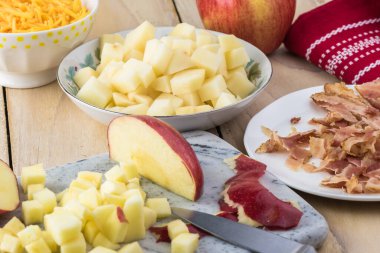 Ev yapımı pastırmalı, kremalı, peynirli, elmalı çorba. Elmayı kes, patatesle kase yap, pastırma.
