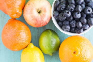 Çeşitli meyve ve yaban mersini.