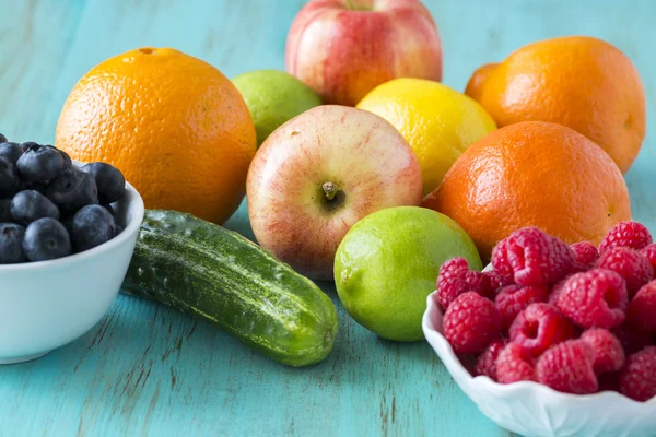 Frutas, bagas e pepinos variados . — Fotografia de Stock