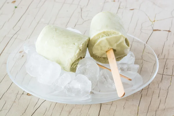 Soğuk kahvaltı kale ile açılır.