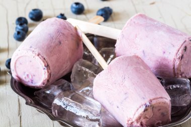 Soğuk kahvaltı açılır.