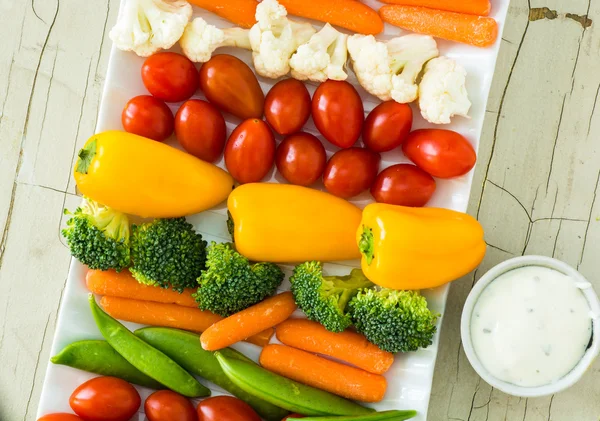 Plat à légumes avec trempette . — Photo