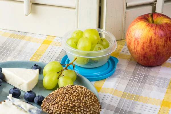 Frutos e queijo . — Fotografia de Stock