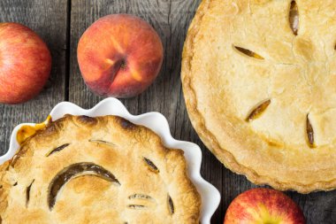 Elma ve şeftali pasta.