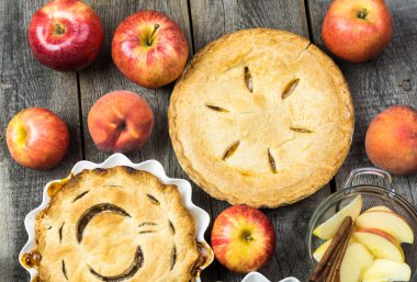 Elma ve şeftali pasta.