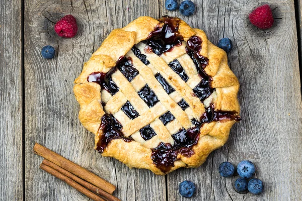 Keverjük össze a berry pie. — Stock Fotó