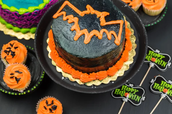 Торты и кексы с маслом на Хэллоуин . — стоковое фото