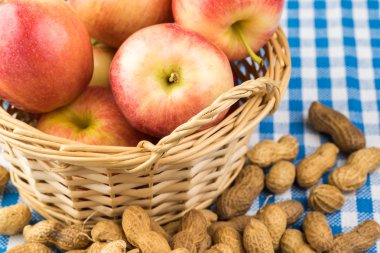 Karamelli elma için malzemeler.