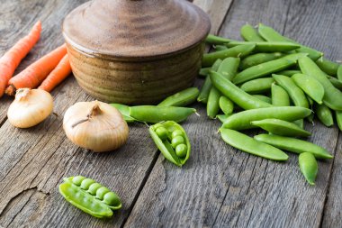 Bezelye çorbası için malzemeler.