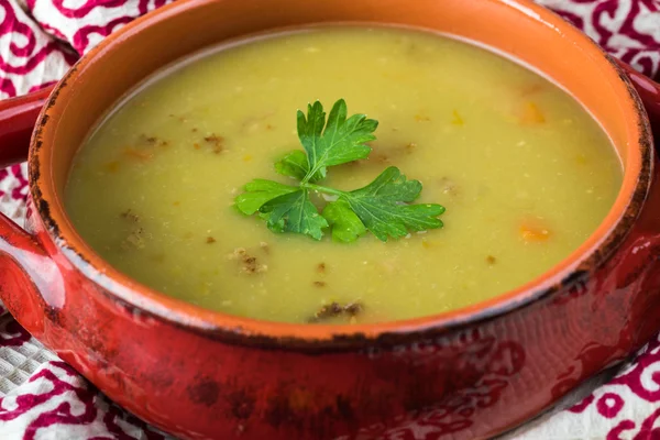 Розділити гороховий суп з копченим беконом ,. — стокове фото