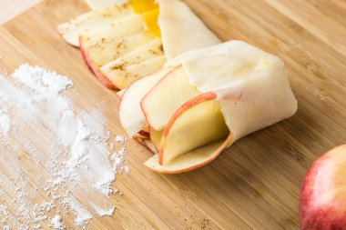 Çiğ elmalı gül pasta.