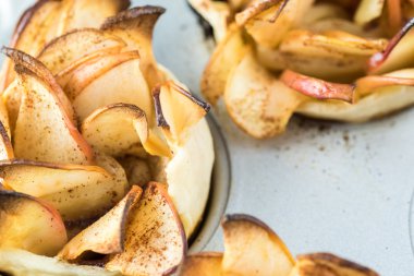 Taze pişmiş elma gül börek.