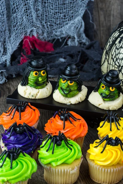 Хэллоуин украшенные печенье и кексы — стоковое фото