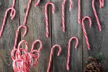 Baston şekerler ile Noel duvar dekorasyonu.