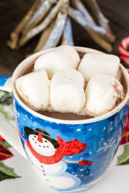 Noel kupa sıcak çikolata ve şekerleme.