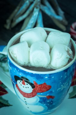 Noel kupa sıcak çikolata ve şekerleme.