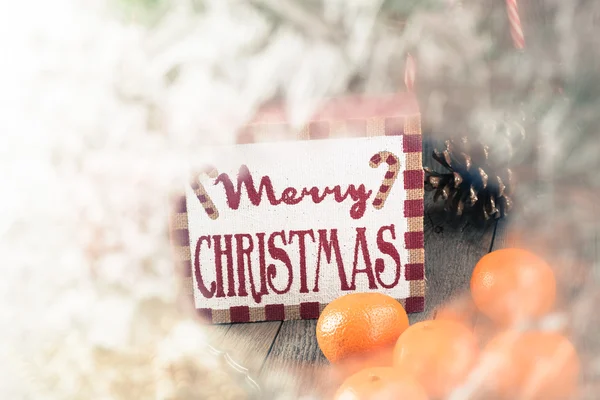Παγωμένο παράθυρο με χριστουγεννιάτικη διακόσμηση. — Φωτογραφία Αρχείου